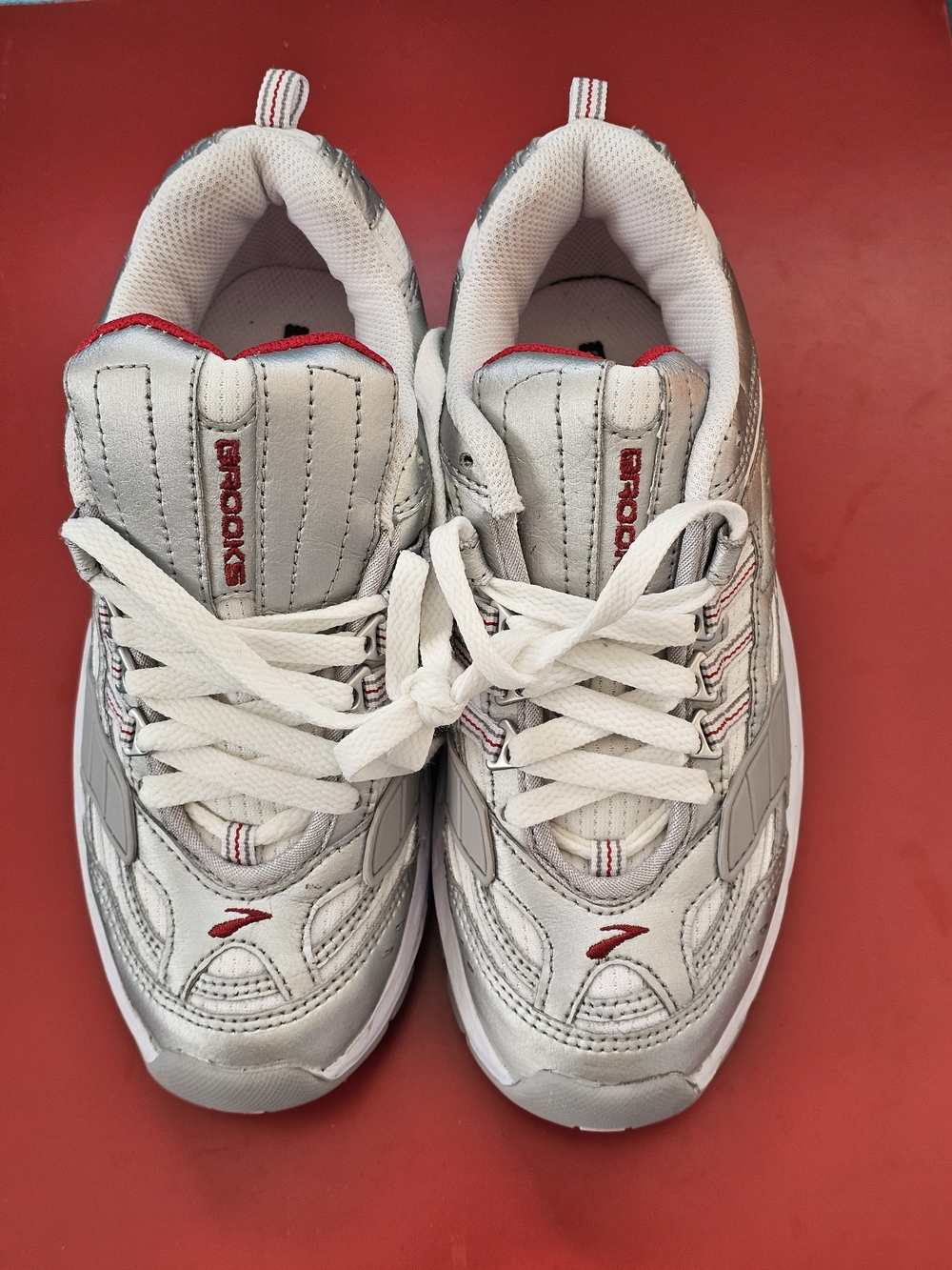 ❗️ BROOKS ADRENALINE White & Silver Metalic Shoes with Red Accents ❗️